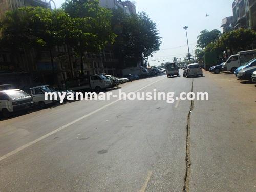 ミャンマー不動産 - 賃貸物件 - No.2733 - Well renovation condominium for rent in Lanmadaw ! - View of the Street.