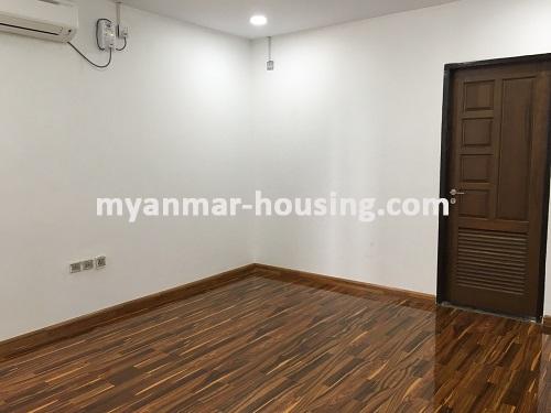 မြန်မာအိမ်ခြံမြေ - ငှားရန် property - No.2752 - အဆင့်မြင့် Condo တစ်ခုတွင် အခန်းတစ်ခန်းငှားရန်ရှိသည်။