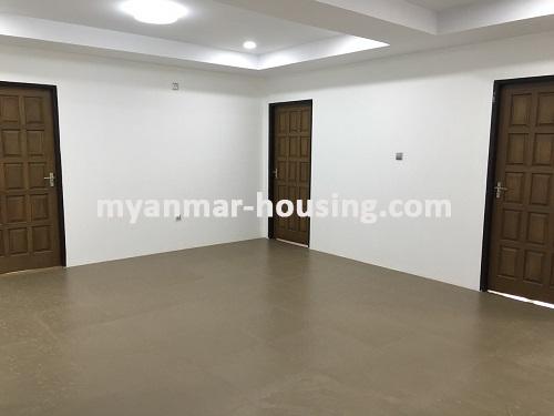 မြန်မာအိမ်ခြံမြေ - ငှားရန် property - No.2752 - အဆင့်မြင့် Condo တစ်ခုတွင် အခန်းတစ်ခန်းငှားရန်ရှိသည်။