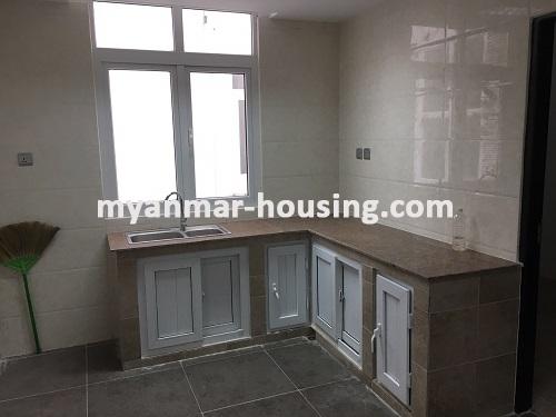 မြန်မာအိမ်ခြံမြေ - ငှားရန် property - No.2752 - အဆင့်မြင့် Condo တစ်ခုတွင် အခန်းတစ်ခန်းငှားရန်ရှိသည်။