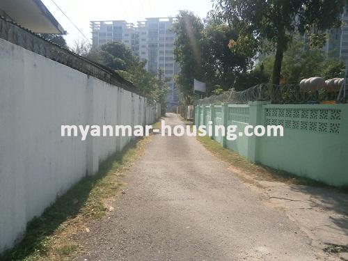 မြန်မာအိမ်ခြံမြေ - ငှားရန် property - No.2814 - N/Athe view of the road