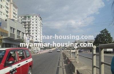 မြန်မာအိမ်ခြံမြေ - ငှားရန် property - No.2881 - ဈေး၀ယ်စင်တာ အပေါ်ထပ်တွင် ကွန်ဒိုခန်း ငှားရန်ရှိသည်။View of the street