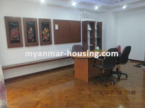 မြန်မာအိမ်ခြံမြေ - ငှားရန် property - No.2892 - စိန်ရတနာကွန်ဒိုတွင် View ကောင်းရသောအခန်း တစ်ခန်းဌားရန် ရှိသည်။ - View of the living room.