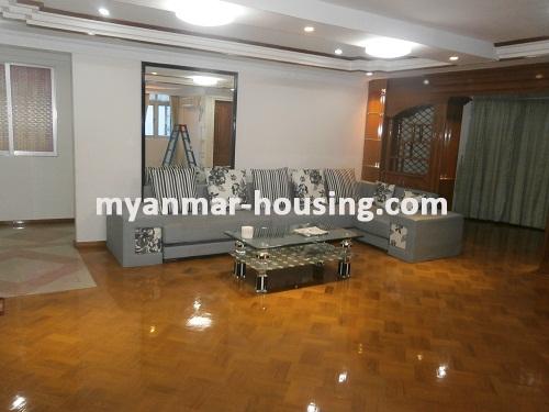 မြန်မာအိမ်ခြံမြေ - ငှားရန် property - No.2913 - အလင်းရောင်းကောင်းနှင့်ချစ်စဖွယ်ပြင်ဆင်ထားသည့်အခန်းတစ်ခန်းငှားရန်ရှိသည်။The Living Room