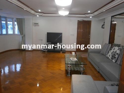 မြန်မာအိမ်ခြံမြေ - ငှားရန် property - No.2913 - အလင်းရောင်းကောင်းနှင့်ချစ်စဖွယ်ပြင်ဆင်ထားသည့်အခန်းတစ်ခန်းငှားရန်ရှိသည်။Living Room