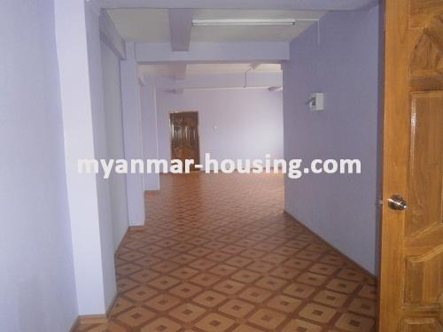 缅甸房地产 - 出租物件 - No.2921 - Spacious Room for rent in the Center of Yangon, Near Sule Pagoda! - Living Room Space