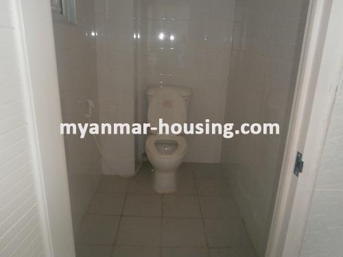 缅甸房地产 - 出租物件 - No.2921 - Spacious Room for rent in the Center of Yangon, Near Sule Pagoda! - Wash Room