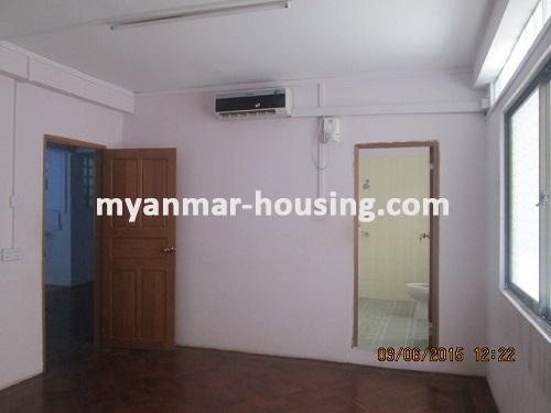 မြန်မာအိမ်ခြံမြေ - ငှားရန် property - No.2931 - ဗဟန်းမြို့နယ်တွင် ငါးထပ်တိုက်ငှားရန်ရှိသည် - View of the downstairs master bed room.