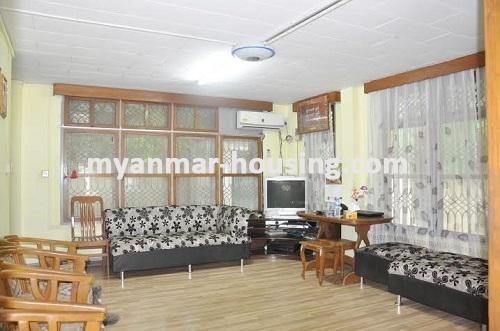 မြန်မာအိမ်ခြံမြေ - ငှားရန် property - No.2944 - အင်းယားကန်အနီး ပတ်ဝန်းကျင်သန့်သည့်နေရာတွင် လုံးချင်းတစ်လုံး ငှားရန်ရှိသည်။View of the living room.