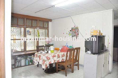 ミャンマー不動産 - 賃貸物件 - No.2944 - Landed House for Rent in Spacious Compound closed to Inya Lake! - View of the dinning room.