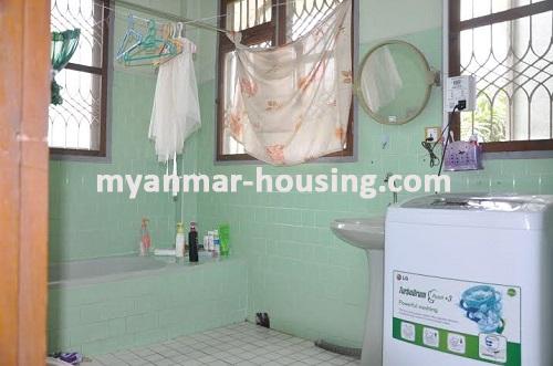 မြန်မာအိမ်ခြံမြေ - ငှားရန် property - No.2944 - အင်းယားကန်အနီး ပတ်ဝန်းကျင်သန့်သည့်နေရာတွင် လုံးချင်းတစ်လုံး ငှားရန်ရှိသည်။View of the wash room.
