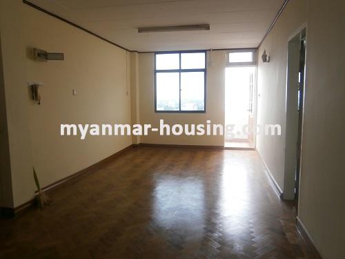缅甸房地产 - 出租物件 - No.2946 - Spacious Condo for rent near Inya Lake with Cheap Price! - View of the living room.