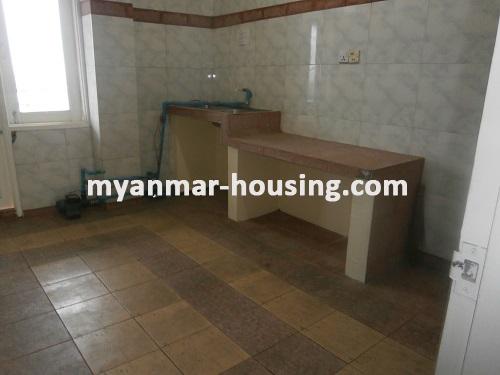 缅甸房地产 - 出租物件 - No.2946 - Spacious Condo for rent near Inya Lake with Cheap Price! - View of the kitchen room.