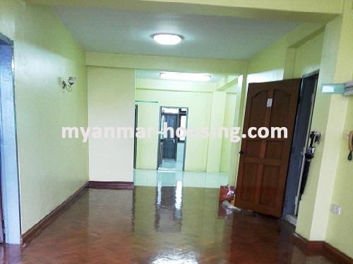缅甸房地产 - 出租物件 - No.2948 - Condo for Rent with Reasonable Price near Pyay Road! - View of the living room.