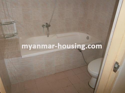 မြန်မာအိမ်ခြံမြေ - ငှားရန် property - No.2949 - လှည်းတန်းစင်တာအနီးတွင်လုံးချင်းကောင်းကောင်းတစ်လုံးငှားရန်ရှိသည်။View of the wash room.