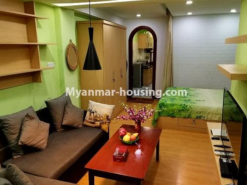 မြန်မာအိမ်ခြံမြေ - ငှားရန် property - No.2958 - မြို့ထဲတွင် အဆင့်မြင့်မြင့်နေချင်သူအတွက် ၀န်ဆောင်မှုအပြည့်ပေးသော စတူဒီယိုအခန် ငှားရန်ရှိသည်။living room and bed view