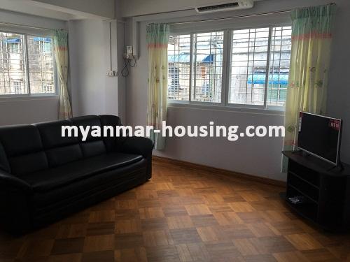 မြန်မာအိမ်ခြံမြေ - ငှားရန် property - No.3010 - အဆင့်မြင့်ပြင်ဆင်ထားသည့်တိုက်ခန်းတစ်ခန်းငှားရန်ရှိသည် - View of the living room