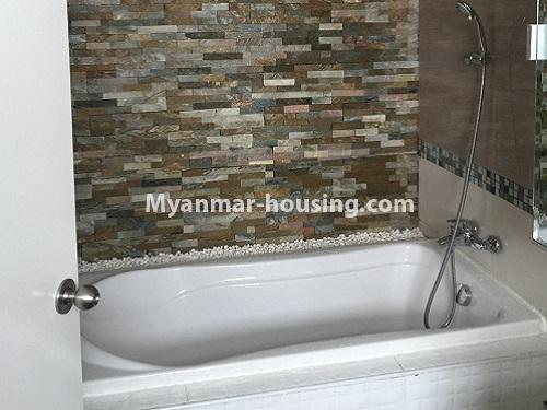 မြန်မာအိမ်ခြံမြေ - ငှားရန် property - No.3067 - View ကောင်းသည့်အခန်းတစ်ခန်းStar City တွင်ငှားရန်ရှိသည်။View of the bathtub.