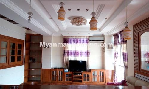 မြန်မာအိမ်ခြံမြေ - ငှားရန် property - No.3119 - မြို့ထဲတွင်အဆင့်မြင့်ပြင်ဆင်ထားသည့်အခန်းကောင်းတစ်ခန်းငှားရန်ရှိသည်။living room