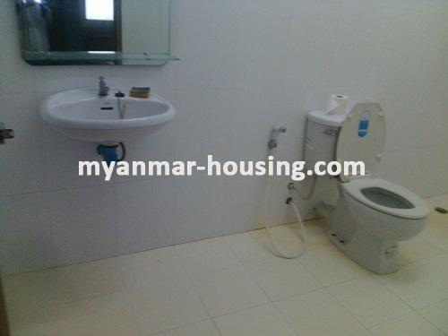 မြန်မာအိမ်ခြံမြေ - ငှားရန် property - No.3258 - လမ်းမတော်မြို့နယ်တွင် ကွန်ဒိုတိုက်ခန်းကောင်းတစ်ခန်း ဌားရန် ရှိသည်။View of the Toilet and Bathroom