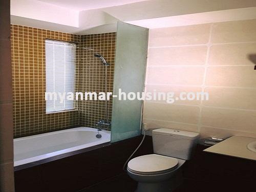 မြန်မာအိမ်ခြံမြေ - ငှားရန် property - No.3276 - Classic Street Condo တွင် အခန်းကောင်းတစ်ခန်း ဌားရန်ရှိသည်။View of the toilet and Bathroom