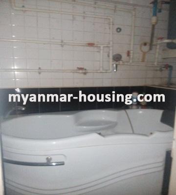 မြန်မာအိမ်ခြံမြေ - ငှားရန် property - No.3282 - ယောမင်းကြီးလမ်းတွင် တိုက်ခန်းကောင်းတစ်ခန်းဌားရန် ရှိသည်။View of the Bathtub