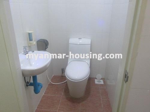 ミャンマー不動産 - 賃貸物件 - No.3314 - Special decorated room for rent in Royal River View Condo. - View of the Toilet and Bathroom