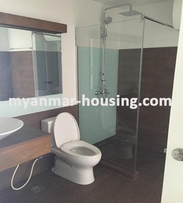 မြန်မာအိမ်ခြံမြေ - ငှားရန် property - No.3320 - သံလွန်ကွန်ဒိုတွင် အဆင့်မြင့်ပြင်ဆင်သည့်အခန်းကောင်းဌားရန်ရှိသည်။View of the Toilet and Bath