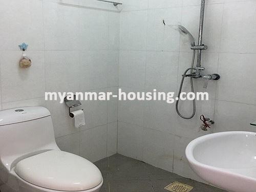 မြန်မာအိမ်ခြံမြေ - ငှားရန် property - No.3384 - ဗိုလ်တစ်ထောင်မြို့နယ်ရှိ သိမ်ဖြူကွန်ဒိုတွင် အခန်းကောင်းတစ်ခန်း ဌားရန် ရှိပါသည်။View of the Toilet and Bathroom