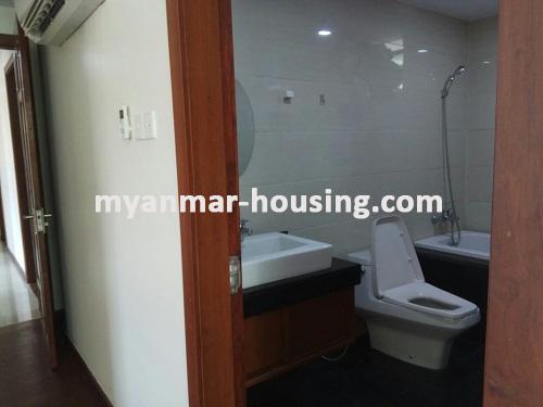 မြန်မာအိမ်ခြံမြေ - ငှားရန် property - No.3410 - ရွေှဟင်္သာကွန်ဒိုတွင် အခန်းကောင်း တစ်ခန်းဌားရန် ရှိသည်။View of the Toilet and Bathroom