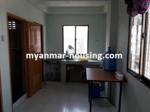 မြန်မာအိမ်ခြံမြေ - ငှားရန် property - No.3411 - စမ်းချောင်းမြို့နယ်တွင် ဈေးအတင့်သင့်ဖြင့် တိုက်ခန်းဌားရန် ရှိပါသည်။View of Kitchen room