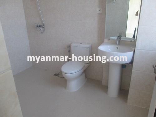 မြန်မာအိမ်ခြံမြေ - ငှားရန် property - No.3417 -  မင်းရဲကျော်စွာ ကွန်ဒိုတွင် အဆင့်မြင့်ပြင်ဆင်ထားသည့်အခန်းကောင်းတစ်ခန်းဌားရန်ရှိပါသည်။View of the Toilet and Bathroom