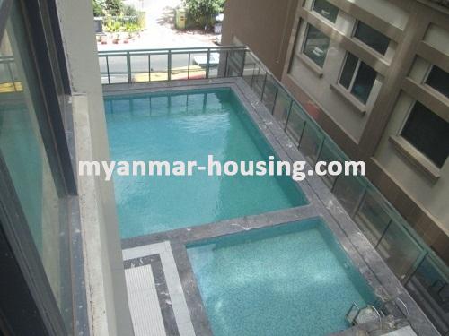 မြန်မာအိမ်ခြံမြေ - ငှားရန် property - No.3417 -  မင်းရဲကျော်စွာ ကွန်ဒိုတွင် အဆင့်မြင့်ပြင်ဆင်ထားသည့်အခန်းကောင်းတစ်ခန်းဌားရန်ရှိပါသည်။View of Swiiming Pool