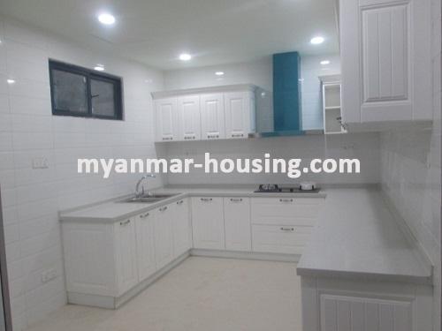 မြန်မာအိမ်ခြံမြေ - ငှားရန် property - No.3418 - မင်းရဲကျော်စွာ ကွန်ဒိုတွင် အဆင့်မြင့်ပြင်ဆင်ထားသည့်အခန်းကောင်းတစ်ခန်းဌားရန်ရှိပါသည်။View of the Kitchen room