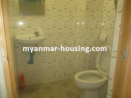 မြန်မာအိမ်ခြံမြေ - ငှားရန် property - No.3467 - လမ်းမတော်မြို့နယ်တွင် ကွန်ဒိုတိုက်ခန်းတစ်ခန်းဌားရန်ရှိပါသည်။View of the Toilet and Bathroom