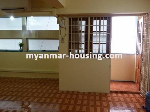 မြန်မာအိမ်ခြံမြေ - ငှားရန် property - No.3508 - ၃၂ လမ်းတွင် အိပ်ခန်းနှစ်ခန်း ကွန်ဒိုတိုက်ခန်းငှါးရန်ရှိသည်။balcony and living room