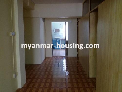 မြန်မာအိမ်ခြံမြေ - ငှားရန် property - No.3508 - ၃၂ လမ်းတွင် အိပ်ခန်းနှစ်ခန်း ကွန်ဒိုတိုက်ခန်းငှါးရန်ရှိသည်။hall way to bedroom and kitchen