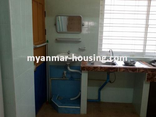 မြန်မာအိမ်ခြံမြေ - ငှားရန် property - No.3508 - ၃၂ လမ်းတွင် အိပ်ခန်းနှစ်ခန်း ကွန်ဒိုတိုက်ခန်းငှါးရန်ရှိသည်။ - hall way to bedroom and kitchen