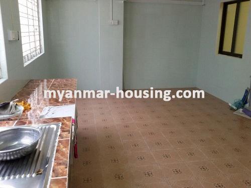 မြန်မာအိမ်ခြံမြေ - ငှားရန် property - No.3508 - ၃၂ လမ်းတွင် အိပ်ခန်းနှစ်ခန်း ကွန်ဒိုတိုက်ခန်းငှါးရန်ရှိသည်။ - kitchen view