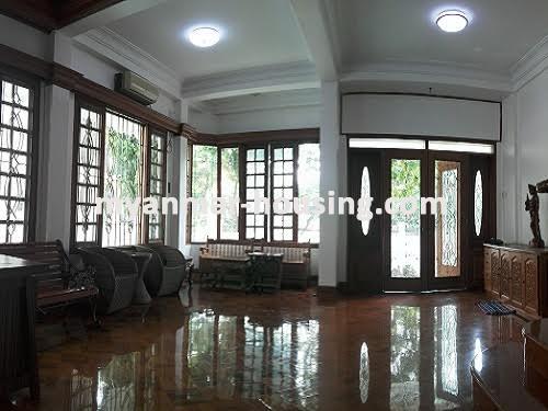 မြန်မာအိမ်ခြံမြေ - ငှားရန် property - No.3517 - အင်းယားကန်နားတွင်  ခြံကျယ်လုံးချင်းတစ်လုံးငှါးရန်ရှိသည်။living room view