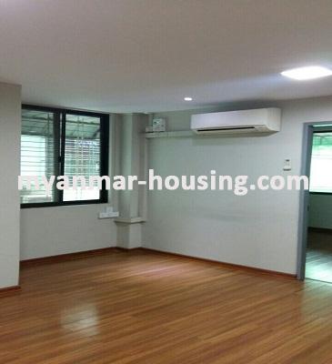 မြန်မာအိမ်ခြံမြေ - ငှားရန် property - No.3592 - ရန်ရှင်းလမ်းတွင် တိုက်ခန်းတစ်ခန်းဌားရန် ရှိပါသည်။View of the Living room
