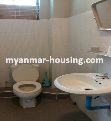 မြန်မာအိမ်ခြံမြေ - ငှားရန် property - No.3592 - ရန်ရှင်းလမ်းတွင် တိုက်ခန်းတစ်ခန်းဌားရန် ရှိပါသည်။View of the Toilet and Bathroom