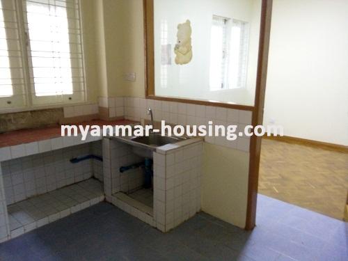 缅甸房地产 - 出租物件 - No.3596 - Good apartment with reasonable price for rent in Botahtaung Township. - View of Kitchen room