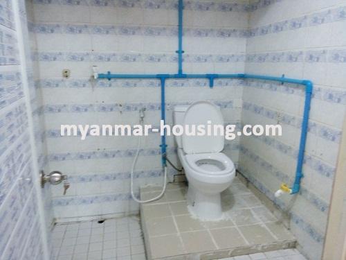 မြန်မာအိမ်ခြံမြေ - ငှားရန် property - No.3596 - ဗိုလ်တထောင်မြို့နယ်တွင် ဈေးအတင့်အသင့်ဖြင့် တိုက်ခန်းကောင်းတစ်ခန်းဌားရန်ရှိပါသည်။View of the Toilet and Bathroom