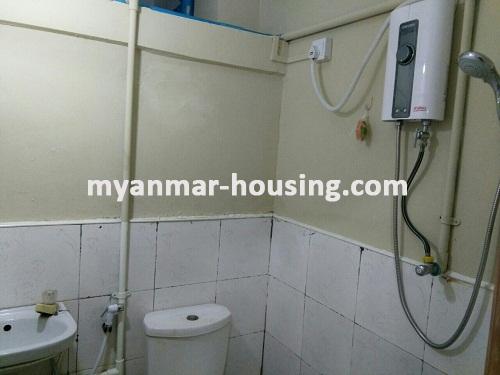 မြန်မာအိမ်ခြံမြေ - ငှားရန် property - No.3602 - မုဒိသာအိမ်ရာ(၁)တွင် ဈေးအတင့်အသင့်ဖြင့် တိုက်ခန်းကောင်းတစ်ခန်းဌားရန်ရှိပါသည်။View of the Toilet and Bathroom