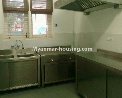 မြန်မာအိမ်ခြံမြေ - ငှားရန် property - No.3712 - ဗဟန်းရွေှတောင်ကြားတွင် နှစ်ထပ်အိမ်တစ်လုံးငှါးရန်ရှိသည်။kitchen