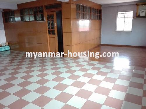 မြန်မာအိမ်ခြံမြေ - ငှားရန် property - No.3722 - ဗိုလ်တစ်ထောင်တွင် တိုက်ခန်းငှါးရန်ရှိသည်။ bedroom and living room