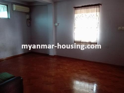 မြန်မာအိမ်ခြံမြေ - ငှားရန် property - No.3722 - ဗိုလ်တစ်ထောင်တွင် တိုက်ခန်းငှါးရန်ရှိသည်။  - bedroom and living room