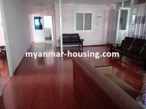 မြန်မာအိမ်ခြံမြေ - ငှားရန် property - No.3723 - လှည့်တန်းလမ်းဆုံနားတွင် အပေါ်ဆုံးလွှာကွန်ဒိုတိုက်ခန်းငှါးရန်ရှိသည်။ - living room view