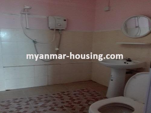 ミャンマー不動産 - 賃貸物件 - No.3723 - Penthouse for rent near Hledan Junction. - master bedroom bathroom view